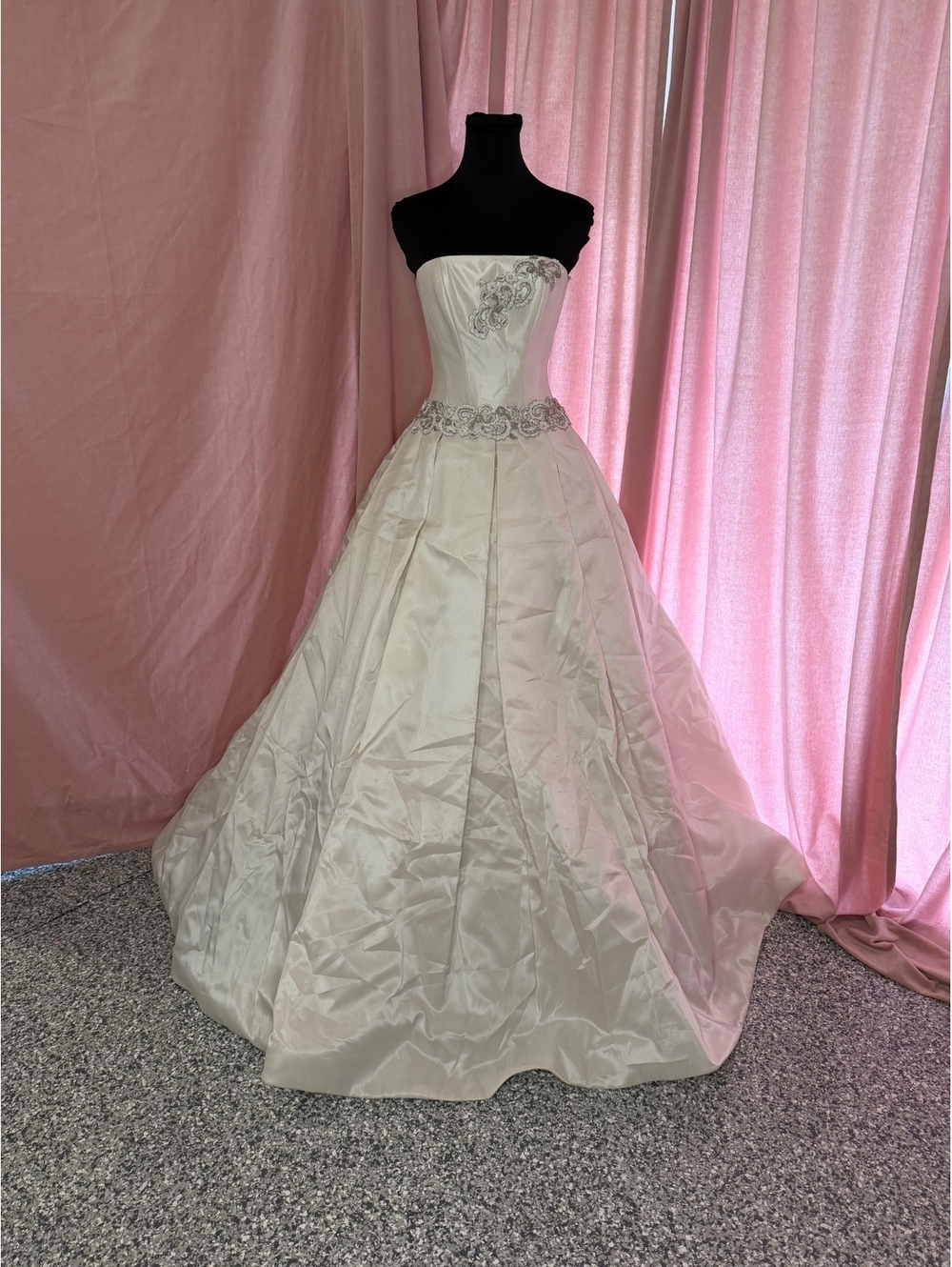 Elegant Strapless Ivory Wedding Dress with Beaded Embellishments